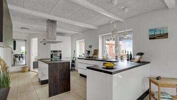 Køleskab, kogeplade, opvaskemaskine, kaffe-/temaskine