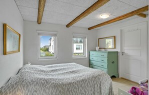 4 bedrooms, travel crib, free WiFi