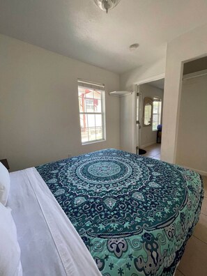 2 slaapkamers, een bureau, een strijkplank/strijkijzer, gratis wifi