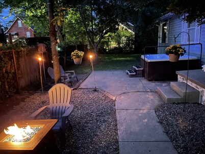 City living W/Hot tub, Pool Table, Movie Theater!