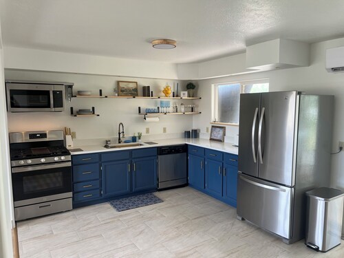 NEW LISTING!!!!Quiet Country House located just 2 miles out of town