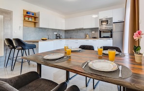 Geladeira, micro-ondas, fogão, cooktop