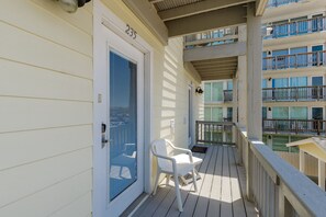 Property grounds - Poolside Views & Modern Charm – Steps from the Beach & Heated Pool (Corpus Christi)