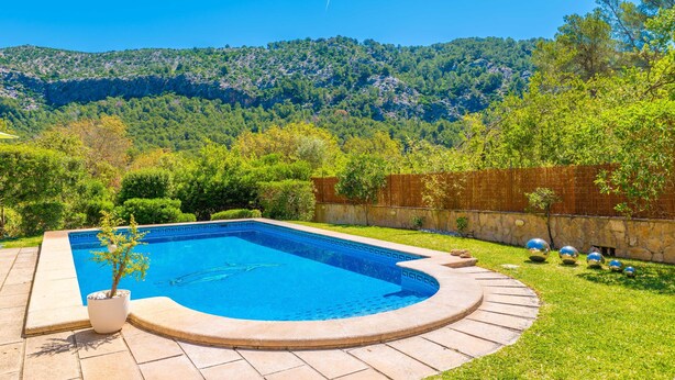 Una piscina con vistas a un paisaje montañoso.