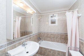 Duschwanne, Bidet, Handtücher