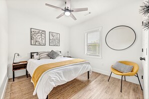 2 bedrooms, desk, iron/ironing board, free WiFi - .2 miles to Downtown Rogers on the Railyard bike trail (Rogers)