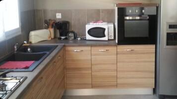 Een koelkast, een magnetron, een oven, een kookplaat