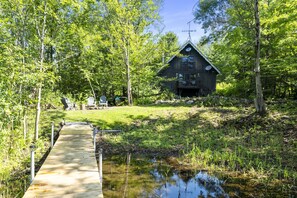Property grounds - Little Longbow Lakefront Chalet (Becket)