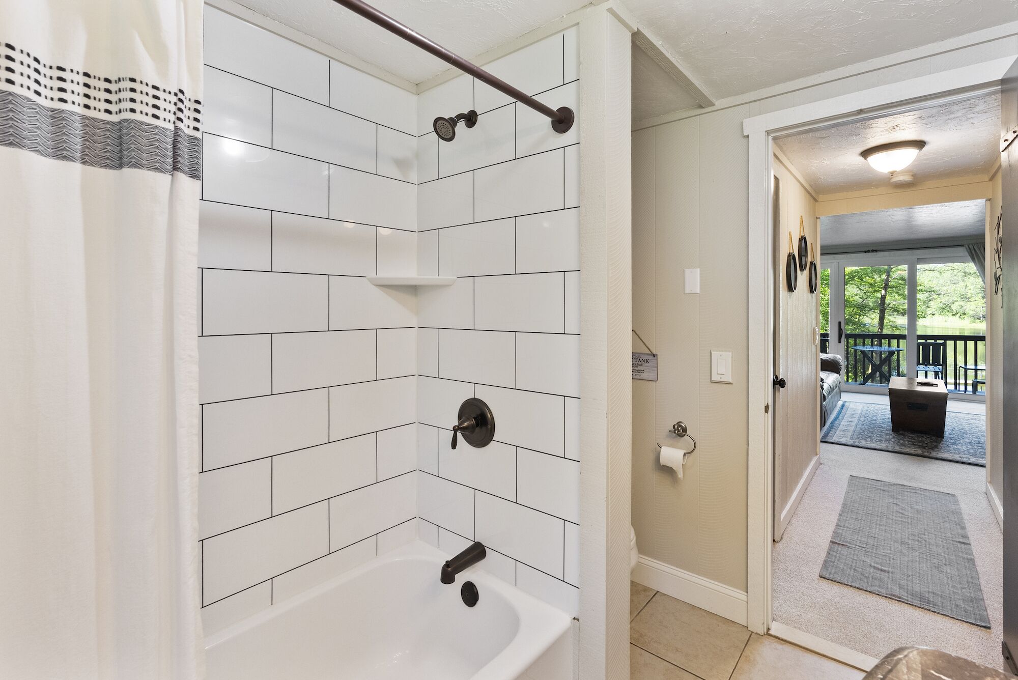 Ensemble douche/baignoire, sèche-cheveux, bidet, serviettes fournies