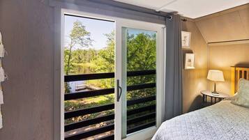 2 bedrooms, iron/ironing board, travel cot, WiFi