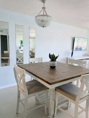 Dining - Condo · Isla Sunsets (St. Petersburg)