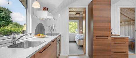 Køleskab, kogeplade, opvaskemaskine, kaffe-/temaskine