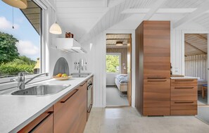 Fridge, stovetop, dishwasher, coffee/tea maker - Cozy home in Haderslev with kitchen (Haderslev)