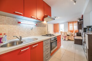 Fridge, stovetop, coffee/tea maker, cookware/dishes/utensils - Flat with air conditioning, WiFi, BBQ and garden (Baska)