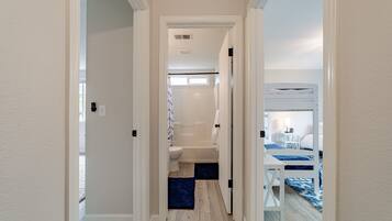 3 dormitoris, escriptori, planxa i posts de planxar i wifi gratuïta