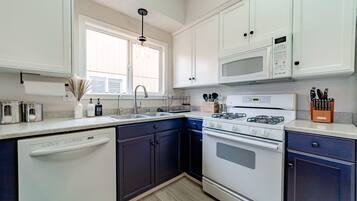 Fridge, oven, stovetop, dishwasher