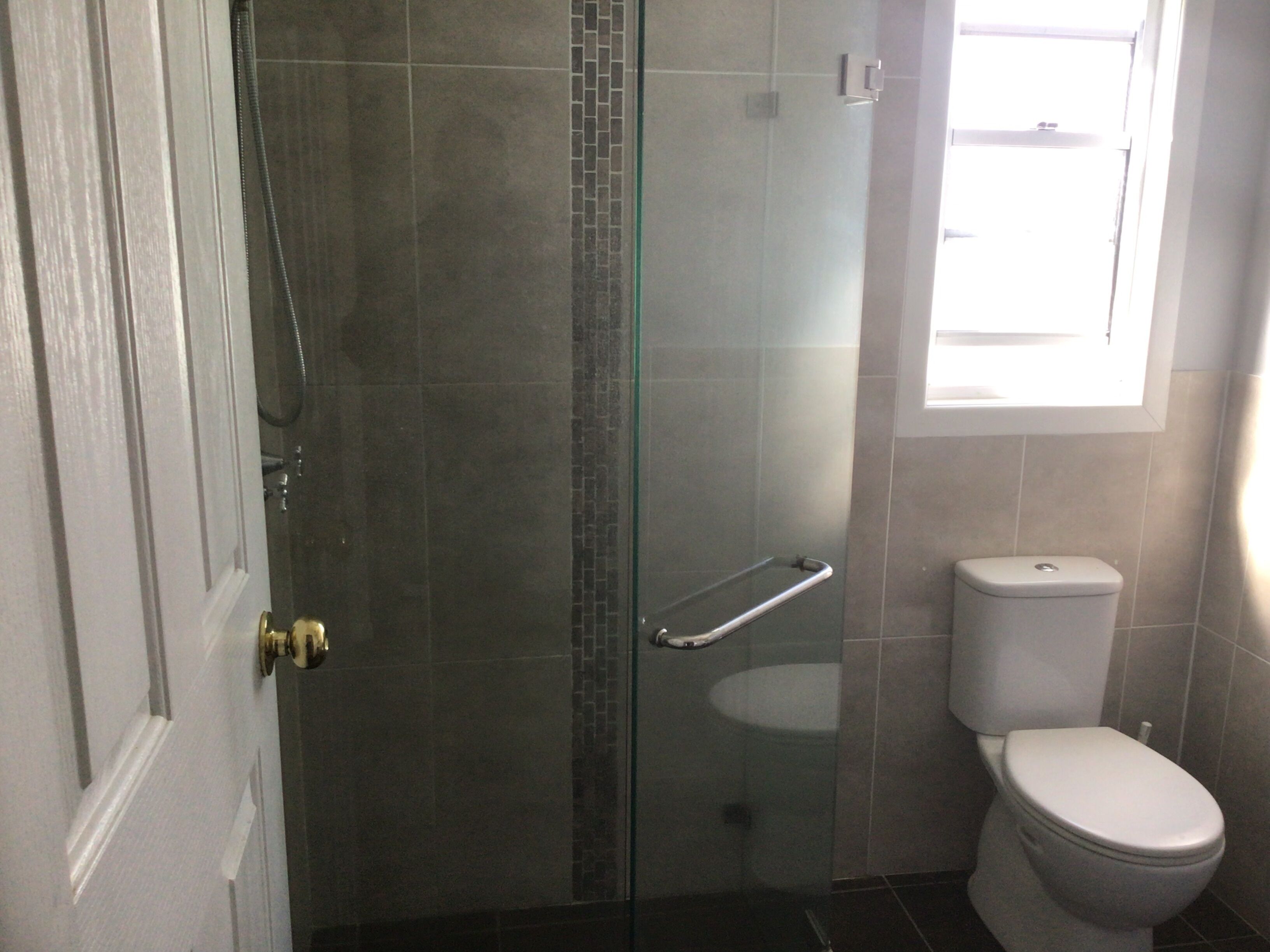 Ducha, toallas, jabón, shampoo