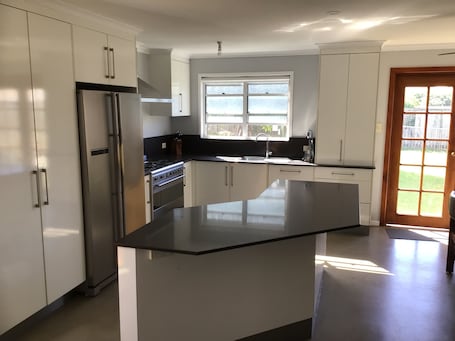 冷蔵庫、電子レンジ、オーブン、コンロ. 4 bedroom home. Close to restaurants,fast food, shopping and hospital