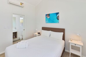 One Bedroom Bay Studio Apartment | Free WiFi, bed sheets - RAC Esperance Holiday Park (Castletown)