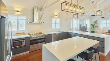 Azure Lodge 4 Bedroom Home | Private kitchen