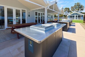 BBQ/picnic Area - RAC Esperance Holiday Park (Castletown)