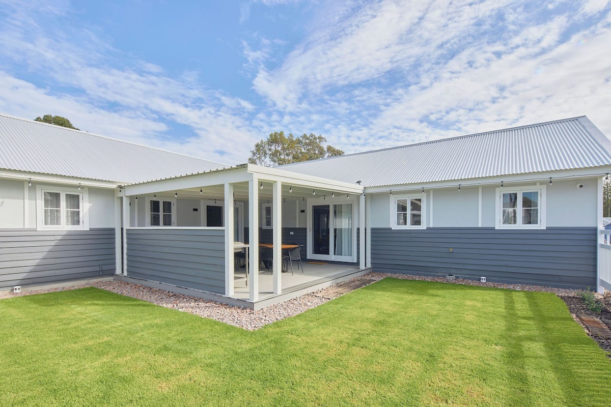 Azure Lodge 4 Bedroom Home | 2 bedrooms, free WiFi, bed sheets