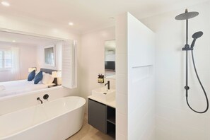 Azure Lodge 4 Bedroom Home | Free WiFi, bed sheets