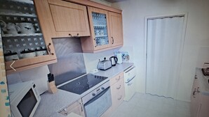 Private kitchen - Cosy Rustic 1-bed Cottage on Farm Haverfordwest (Haverfordwest)