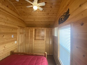3 bedrooms, free WiFi, bed sheets - Cozy Log Cabin on Edge of North Dakota Badlands (Grassy Butte)