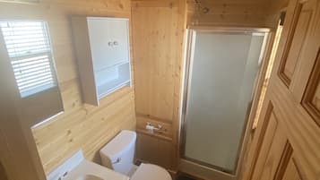 Een douche, handdoeken, toiletpapier