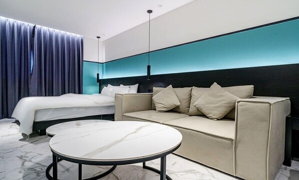 Decoración personalizada, muebles diferentes, escritorio y wifi gratis 