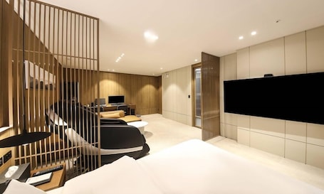 1 habitación, decoración personalizada, muebles diferentes y escritorio