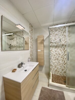 Dusche, Haartrockner, Bidet, Handtücher