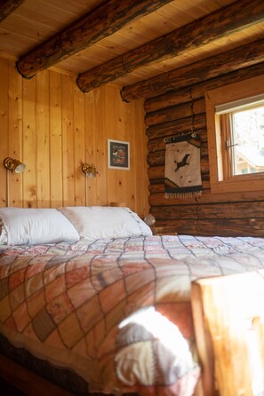 3 bedrooms, bed sheets - WILD HORSE ISLAND! (Big Arm)