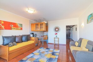 TV, stereo - Great 1Bed Flat - Praia da Rocha - Wi-Fi - Parking (Portimao)