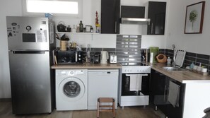 Een koelkast, een microgolfoven, een oven, een kookplaat