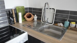 Een koelkast, een microgolfoven, een oven, een kookplaat