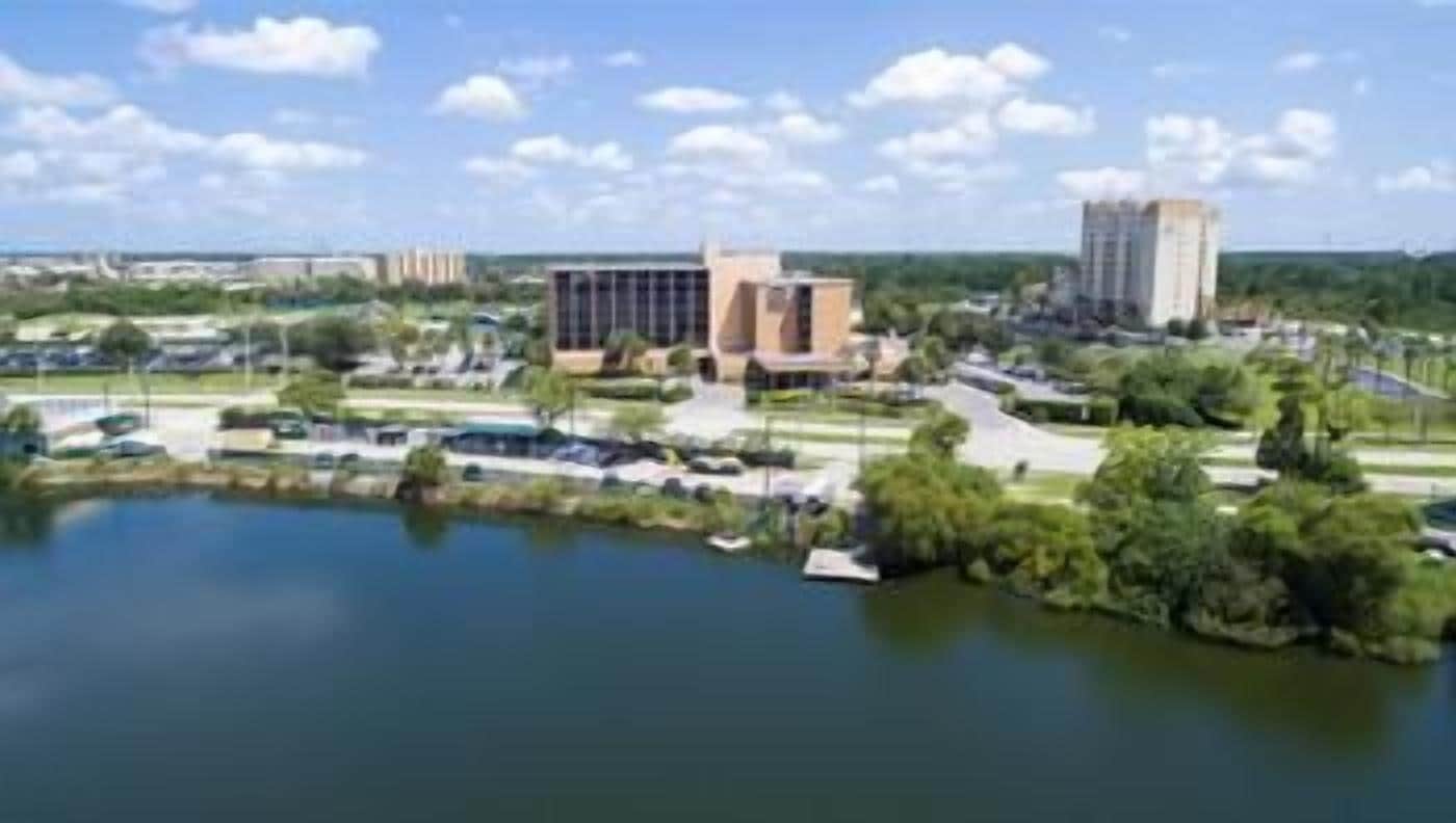 A lake with buildings and a clear sky.