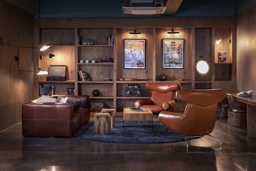 Lobby lounge