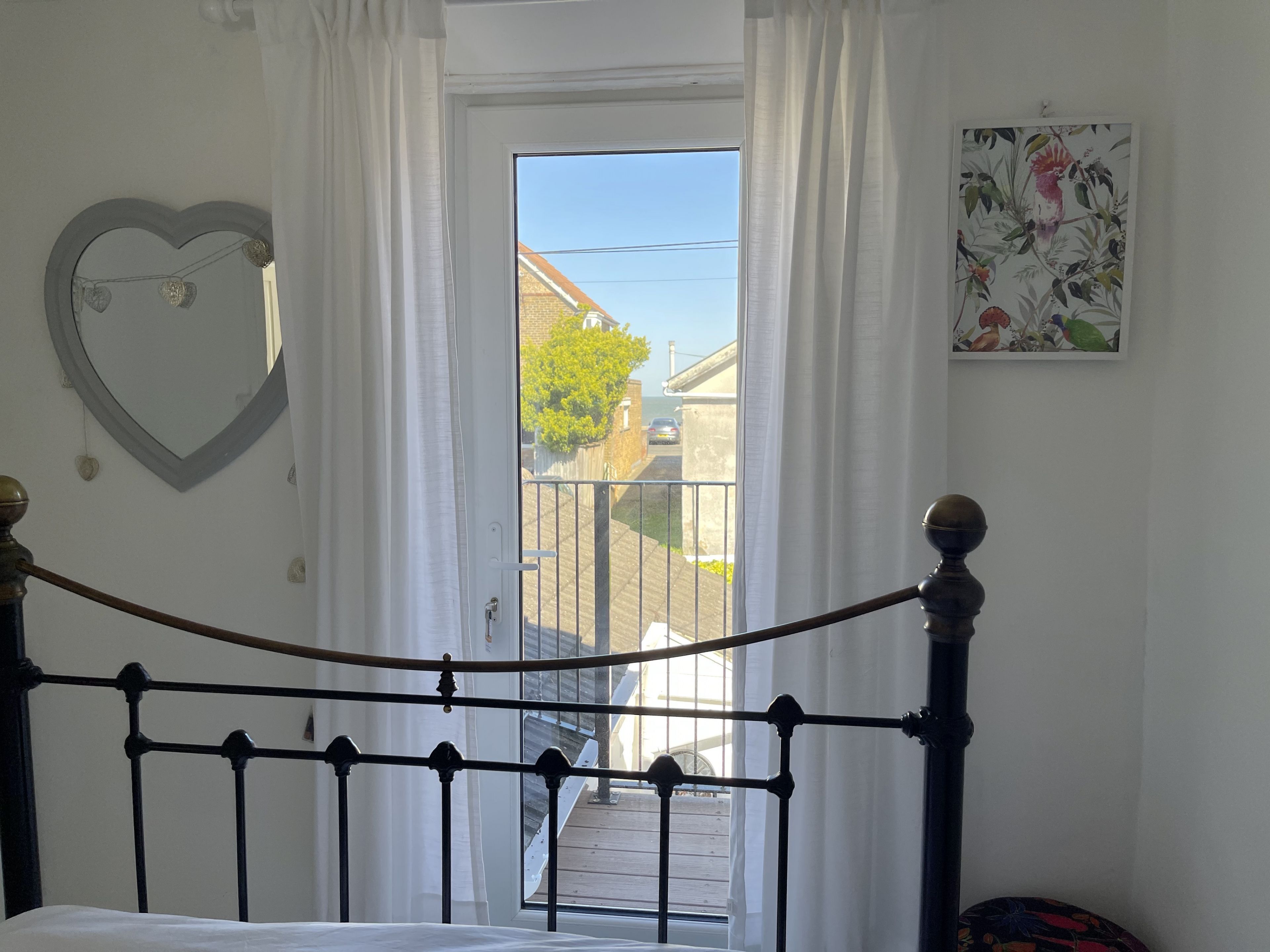 2 bedrooms, desk, WiFi, bed sheets