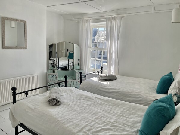 2 slaapkamers, een bureau, wifi, beddengoed