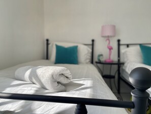 2 bedrooms, desk, WiFi, bed sheets - Charming coastal cottage perfect for a break by the seaside, in Deal (Deal)