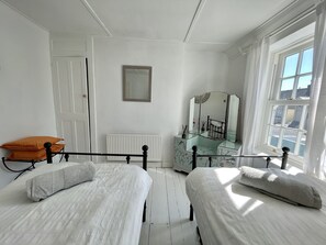 2 室のベッドルーム、デスク、WiFi、ベッドシーツ