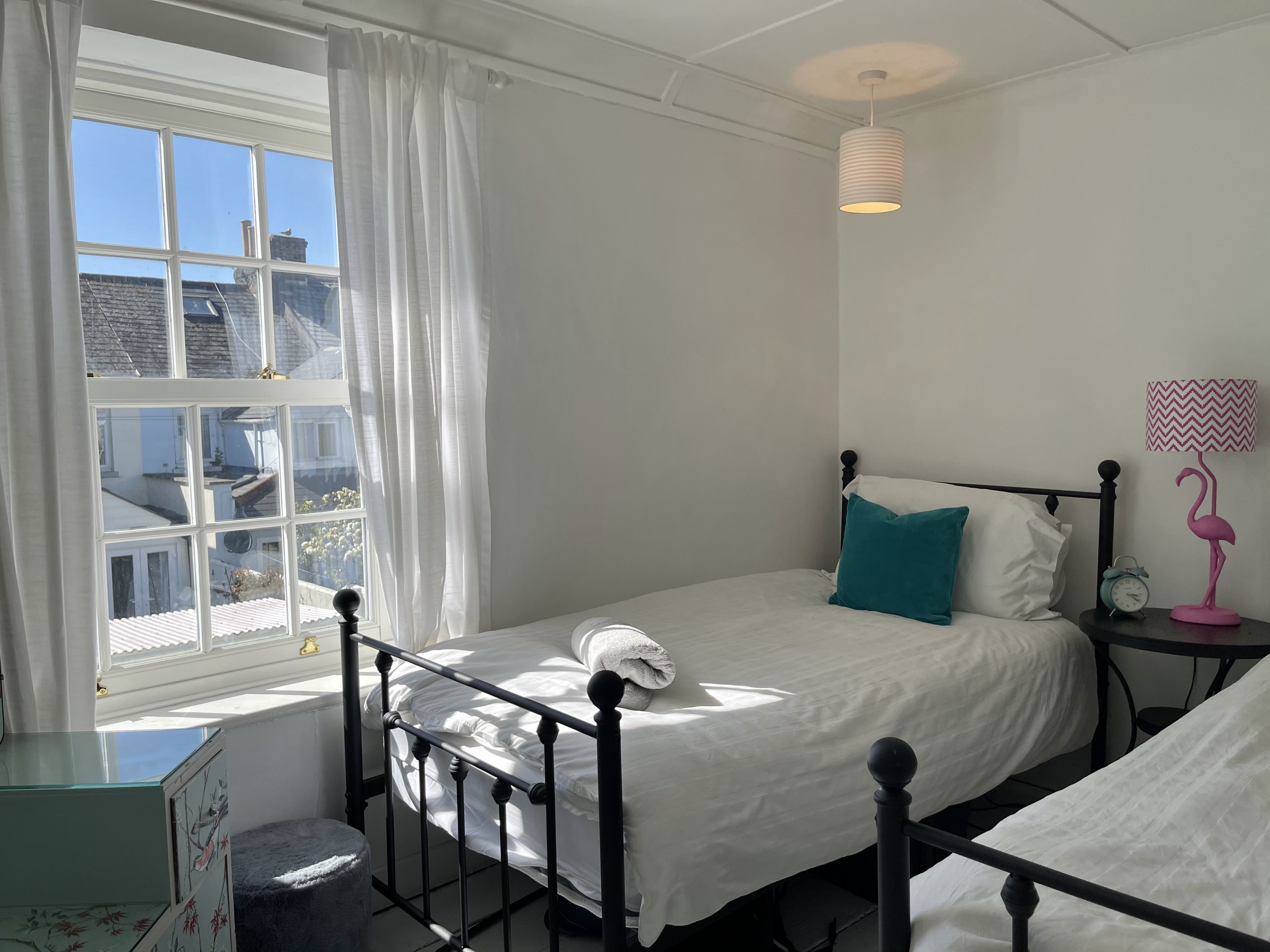 2 bedrooms, desk, WiFi, bed sheets
