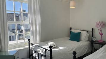 2 bedrooms, desk, WiFi, bed sheets