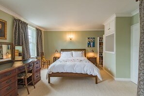 2 室のベッドルーム、デスク、アイロン / アイロン台、旅行用ベビーベッド