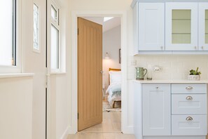 1 habitación, escritorio, tabla de planchar con plancha y wifi 