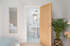 1 habitación, escritorio, tabla de planchar con plancha y wifi 