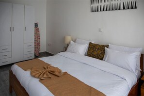 2 habitaciones, escritorio, tabla de planchar con plancha y wifi gratis