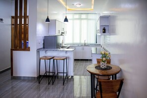 Fridge, microwave, oven, stovetop - APT2-1bed, 1 bath, Laundry (Kigali)